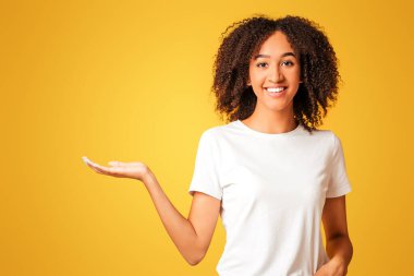 En iyi teklif, insanların duyguları ve yaşam tarzı. Beyaz tişörtlü, kendine güvenen Afro-Amerikan kadın elini cebine soktu ve elini cebine attı.