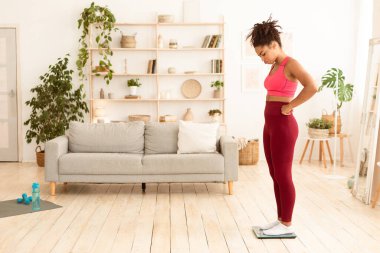 Kilo verme problemi. Hüsrana uğramış, kilolarını zayıflatmakta, kilo vermekte ve evde obeziteyle savaşmakta zorlanan siyah kız. Metin için Boş Alan, Tam Uzunluk