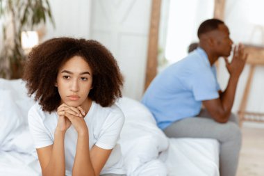 Kavga, ilişki sorunları, eşini görmezden gelmek ve seksten kaçınmak. Genç Afro-Amerikan erkeği ve bayanı gücendirdi. Oturdu ve üzüldü. Sabahları modern yatak odasının içinde ayrılığı düşündü.