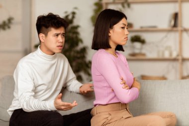 Asyalı koca, evde koltukta oturan aile içi anlaşmazlık üzerine gücenmiş eşiyle konuşmaya çalışıyor. Kavgadan sonra çiftler, ilişki sorunları, ayrılık ve boşanma kavramı