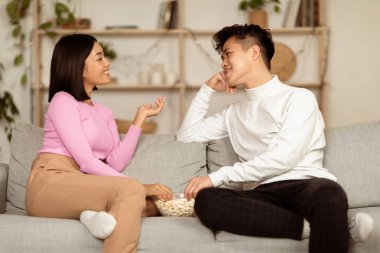 Koreli bir çift, evde kalıp, akşamları evde oturup, evde otururken sohbet etmekten ve flört etmekten zevk alıyor. Romantik İlişki, Hafta sonu Randevusu Konsepti