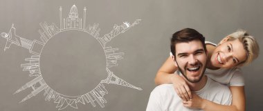 Gri arka plandaki mutlu çift dünya görüşü sembollerinden daire çiziyor, kopyalama uzayı. Mutlu gezginler konsepti