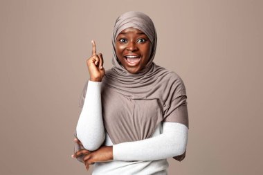 Türbanlı Siyahi Kadın Heyecanlı, Fikri Olan, Parmakla İşaret Eten, Duygusal Afrikalı Müslüman Kadın Stüdyoda Işık Altında Dururken İlham Veren, Boşluğu Kopyalayan