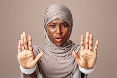 Hayır, hayır demektir. Sinirli siyahi kadın tesettüre girdi, iki açık avuçla jesti durdurdu, istenmeyen şeyleri reddetti, 