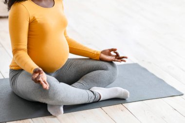 Tanımlanamayan hamile bir kadın evde meditasyon yapıyor ya da yoga stüdyosunda fotokopi çekiyor. Bir sürü Afrikalı, yoga yapan, yerde oturan bir kadın bekliyor. Hamilelik boyunca spor ve sağlıklı yaşam tarzı