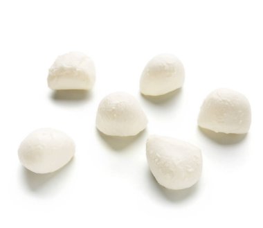 Beyaz arka planda Buffalo mozzarella peynir topları