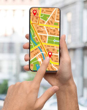 GPS Navigasyon Sistemi Uygulaması Akıllı Telefonla Erkek Ellerde açıldı, Bilinmeyen Adam modern uygulamayı kullanarak şehrin varış noktasına, yaratıcı kolajına giden rotayı belirledi.