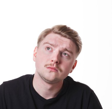 Düşüncelerinde kaybettim. Adam dalgın düşünceli yüzle uzağa bakarak, beyaz izole studio arka plan üzerinde bir şey düşünmeye portre