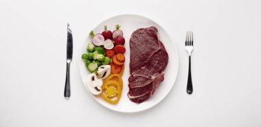 Doğru protein kaynağını seç. Et ve sebzeli servis tabağı, üst manzara.
