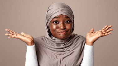 - Bilmiyorum. - Neden? Şüpheli siyahi kadın tesettüre girmiş, omuzlarını silkmiş ve kollarını açmış belirsiz Afrikalı Dindar Kadın portresi Aydınlık Stüdyo Arkaplanının başında duruyor, Boşluğu Kopyala