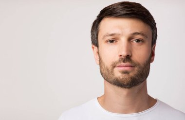 Beyaz Stüdyo Arkaplanındaki Kameraya Bakan Özgüvenli Adamın Portresi. Boşluğu Kopyala