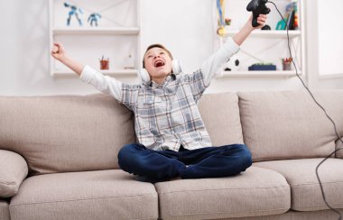 Video oyunu kazanmak. Oyna gençler kavramı için teknoloji