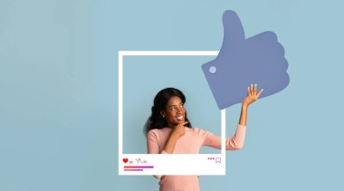 Bir kadın, sosyal medya çerçevesi ile etkileşim halindeyken kendine güvenerek poz verir.