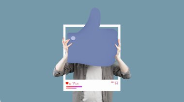 Bir kişi, çevrimiçi varlığı yansıtan biçimlendirilmiş bir sosyal medya çerçevesi önünde büyük bir onay sembolü tutuyor. Bu kolaj içerik oluşturma ve etkilemeci kültüre olan bağlılığı vurgular.