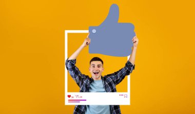 Genç bir insan, parlak sarı bir arkaplan önünde büyük bir başparmak işareti tutarken geniş bir şekilde gülümser. Heyecanları sosyal medya platformlarına olumlu yansıyor.