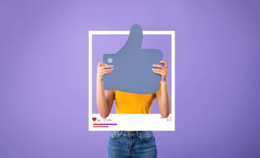 Bir kişi parlak mor bir arkaplan önünde büyük bir baş parmak işareti tutuyor. Sıradan bir kıyafet giyip, online olarak etkilenenler ve blogcular arasında olumlu bir izlenim bırakıyorlar..