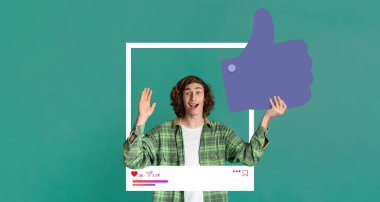 Kıvırcık saçlı genç bir yetişkin, canlı yeşil bir arka plana karşı baş parmak kaldırır. Çevrimiçi içerikleri hakkında heyecanlarını ifade ediyorlar, katılımlarını ve olumluluklarını gösteriyorlar.