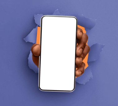 Mobil Uygulama, Harika Teklif. Kameraya yakın beyaz ekran görüntüleme cihazıyla akıllı telefonu tutan siyah bir erkek, kağıt levhayı kırıyor. Boş kopya alanı olan Gadget görüntüsü, modelle