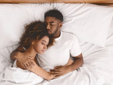 Yatmaya, beyaz yatakta yatan güzel siyah çift görünümü top