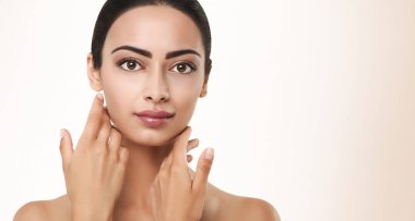 Huzurlu kadın yumuşak tenine dokunuyor, kopyalama alanı.