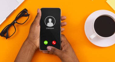 Bilinmeyen numaradan gelen arama ile Kara Elli Telefonun üst görüntüsünü kapat