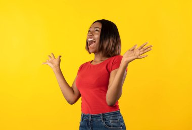 Duygusal Afrikalı Amerikalı Kadın Heyecanlı Bağırıyor Yüze Yakın Eller Sarı Stüdyo Arkaplanının Üzerinde Duruyor. Yan Görüntü Görüntüsü. Harika bir reklam pankartıydı. Omg Kavramı