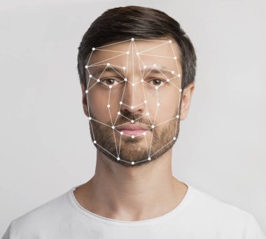 Kişisel güvenlik kavramı. Işık arka planında yüz tarama sistemi olan beyaz bir adam.