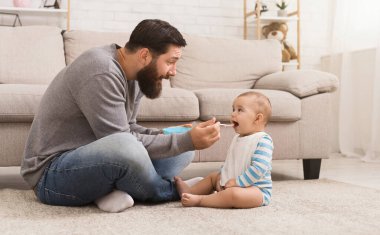 Bebek evlat besleme, ağzını açmak nasıl gösteren ve Yum, demek evde, katta oturan kopya alanı baba