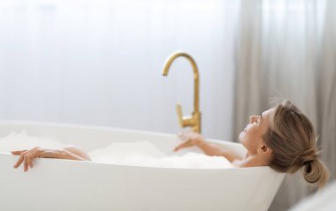 Rahatlamış sarışın bayan evde sıcak köpüklü aromatik banyonun tadını çıkarıyor, küvette kapalı gözlerle yatıyor, yan görüş, yakın çekim fotoğrafı, kopyalama alanı. Ev spası, vücut bakımı konsepti.