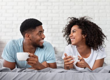 Afro-Amerikalı çift hafta sonunu yatakta kahve içerek, fotokopi çekerek geçirir.