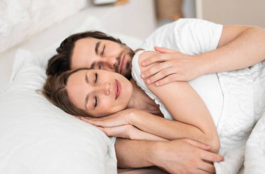 Sevgi dolu genç bir çift, rahat bir sabah geçiriyorlar, uykularında birbirlerine sarılıyorlar. Milenyum eşleri yatak odasındaki yumuşak yastıkların üzerinde uyukluyor ve birbirlerine sarılıyorlar.