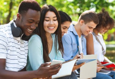 Öğrenci İletişimi. Neşeli Çok Irklı Üniversite Arkadaşlarının Portresi Açık hava derslerine hazırlanıyor ve kampüste dinleniyor