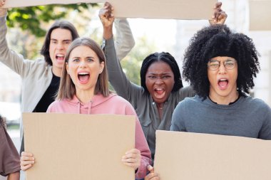 Öfkeli mutirırkçı göstericiler, ellerinde boş pankartlarla sokaklarda protesto gösterileri düzenliyorlar. Uluslararası göstericiler ırkçılığa karşı mücadele ediyor, kentin etrafında yürüyor, sloganlar atıyor, yakın plan