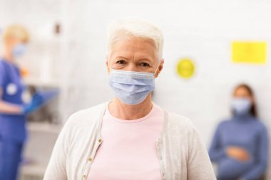 Covid-19. Coronavirus virüsü bulaşmış, hastanede maske takmış, kameraya bakıyor. Covid Salgını, Corona Virüsü Bulaşıcı Hastalıklar