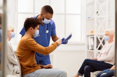 Coronavirus Tıbbi Tedavisi. Covid-19 testine izin veren Asyalı Hasta İmzalama Belgeleri veya Hastanede oturan Corona Virüsü Aşısı. Covid Salgın Konsepti. Boşluğu Kopyala