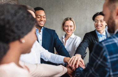 Şirket takım oluşturma. Mutlu Meslektaşlar İş Başarı Kutlaması Modern Ofiste Çemberde El ele Tutuşma. Takım çalışması ve İşbirliği Konsepti. Seçici Odaklanma