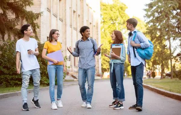 Üniversite Öğrencileri Hayatı. Melez Milenyum Topluluğu Üniversite Binası Molasında Birlikte Yürüyüş Yapıyor