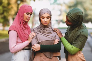 Depresyondaki Arkadaşını Destekleyen Üç Sakıncalı Müslüman Kadın Dışarıda Parkta Duruyor. İslami Bayanların Rahatlatıcı Hüsrana uğramış Genç Kadın. Kadın Arkadaşlığı ve Birlik Konsepti