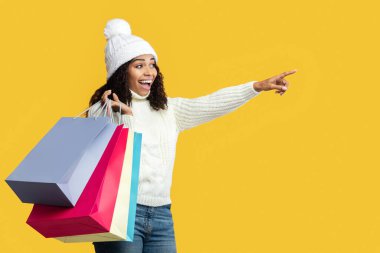 Kara Cuma Satış Konsepti. Heyecanlı Afro-Amerikan Kadın Portresi Tanıtım Metni Tutma Torbası Stüdyoda, Banner 'da, Panorama' da Orange Wall 'da tecrit edildi