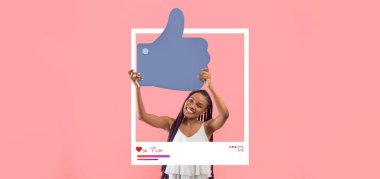 Uzun örgülü genç bir kadın pembe bir arkaplan önünde büyük bir baş parmak işareti sergiliyor. Çevrimiçi içeriği ve sosyal medya varlığı için coşku yayıyor..