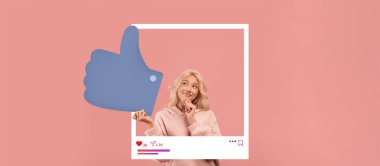 Etkili bir içerik yaratıcısı düşünceli bir ifadeyle şakacı bir şekilde poz verir, başparmağını kaldırır. Sıcak, pembe arka plan sosyal medya atmosferinin neşeli havasını arttırır..