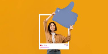 Bir içerik yaratıcısı coşkuyla parlak sarı bir arkaplan karşısında büyük bir ikon tutuyor. Sosyal medya etkilerinin tipik olumluluğunu ve bağlılığını somutlaştırıyor..