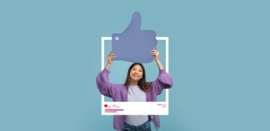 Genç bir kadın açık mavi bir arkaplan karşısında büyük bir işaret tutuyor. Blog yazarları ve nüfuz sahipleri gibi içerik yaratıcıları için çevrimiçi bağlanmanın olumlu etkisini temsil ediyor..