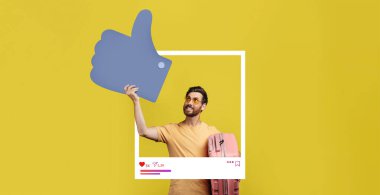 Hevesli bir nüfuz sahibi, elinde büyük bir onay sembolü tutarken gülümsüyor. Canlı sarı bir arkaplanın önünde duruyor, sosyal medya etkileşimlerine heyecan katıyor..