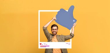 Neşeli bir birey, bir çerçeve içinde, içerik bağıyla ilgili heyecan gösteren büyük bir işaret tutar. Parlak sarı arka plan canlı atmosferi güçlendirir..