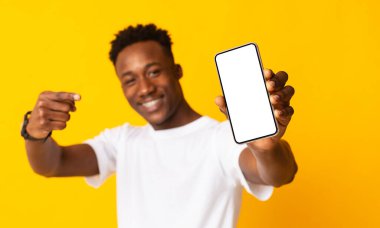 Sıcak bir teklif. Mutlu Afrikalı adam cep telefonunu beyaz fotokopi aletiyle gösterip gülümsüyor. İnsani duygular, yüz