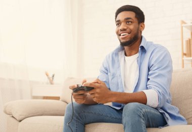 Duygusal Afrikalı-Amerikalı adam joystick evde, kopya alanı ile video oyunu oynarken