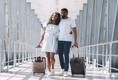 Sevgi dolu siyah çift, havaalanında gizli geçitte yürüyorlar.