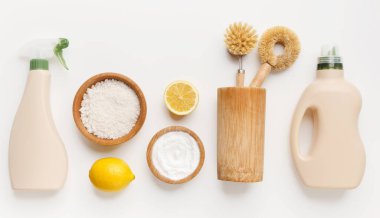 Bahar temizliği konsepti. Temizlik malzemeleri, bambu fırçaları, soda, tuz, beyaz arka planda bir şişe sıvı deterjan.