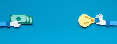 Crowdfunding kavramı. Taze iş fikri, panorama, kopyalama alanı için dolar veren bir kağıt el